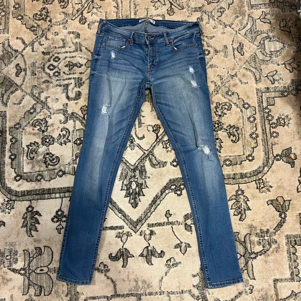 11R Hollister Low Rise Medium Wash Jeans